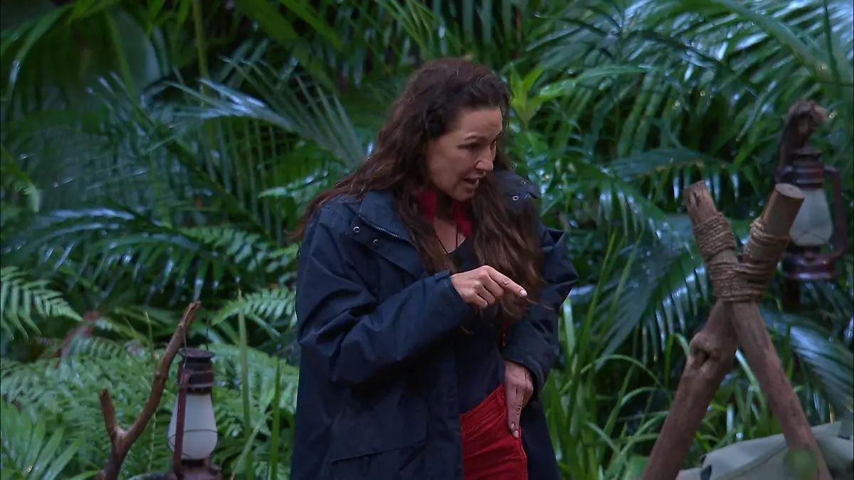 Simone Ballack spricht Klartext: „Der Typ soll euch am Arsch lecken!“ Dschungelcamp 2026