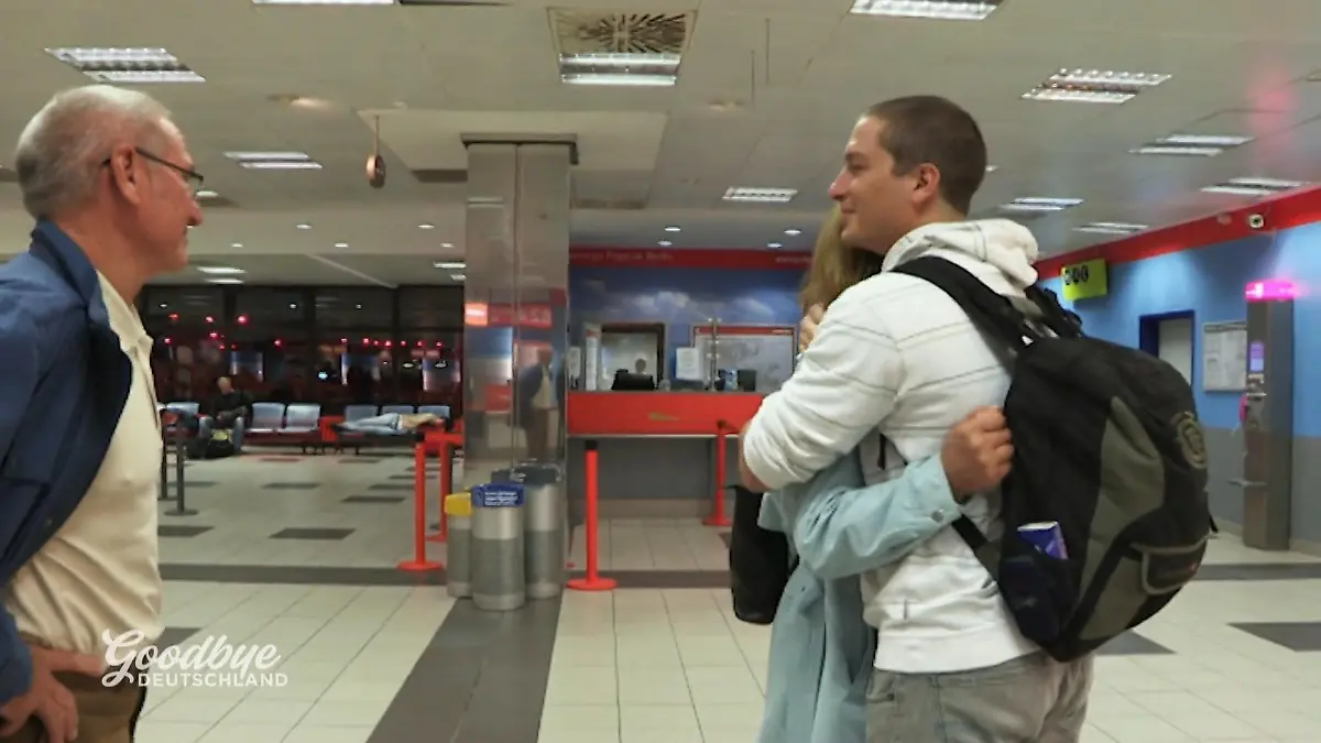 Abflug mit Surfbrett und Tränen Der Traum kann starten