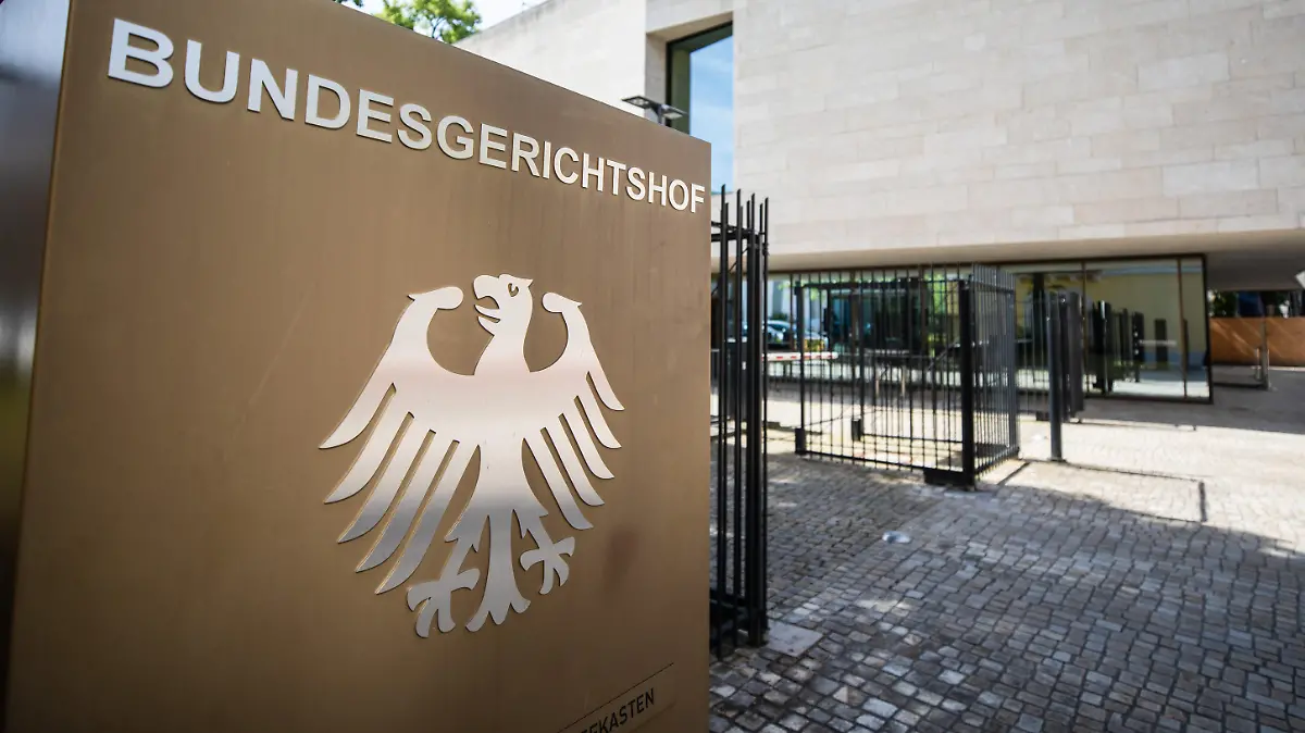Ein Hinweisschild mit Bundesadler und dem Schriftzug Bundesgerichtshof (BGH) ist am Eingang des BGH zu sehen.