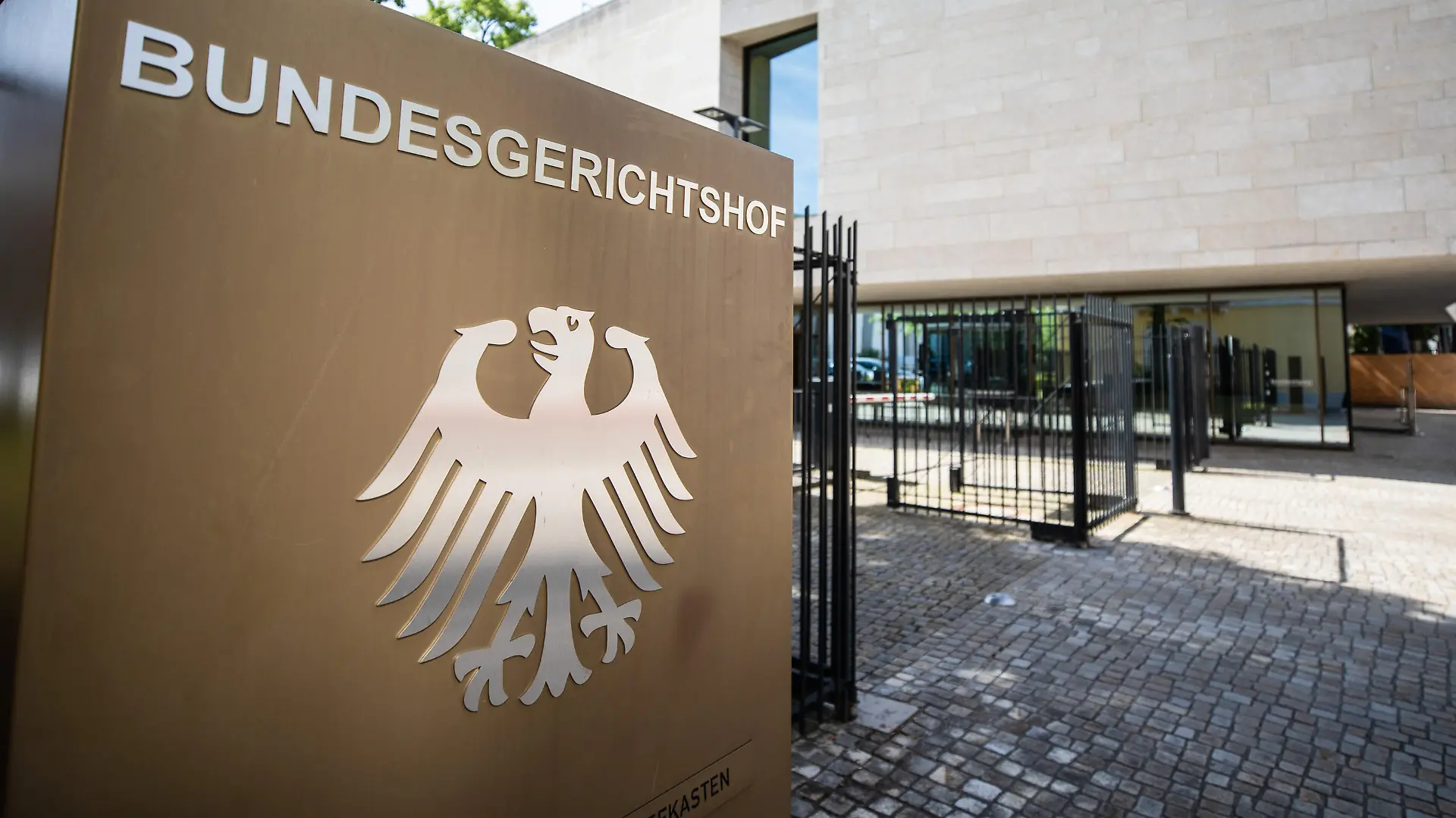 Ein Hinweisschild mit Bundesadler und dem Schriftzug Bundesgerichtshof (BGH) ist am Eingang des BGH zu sehen.