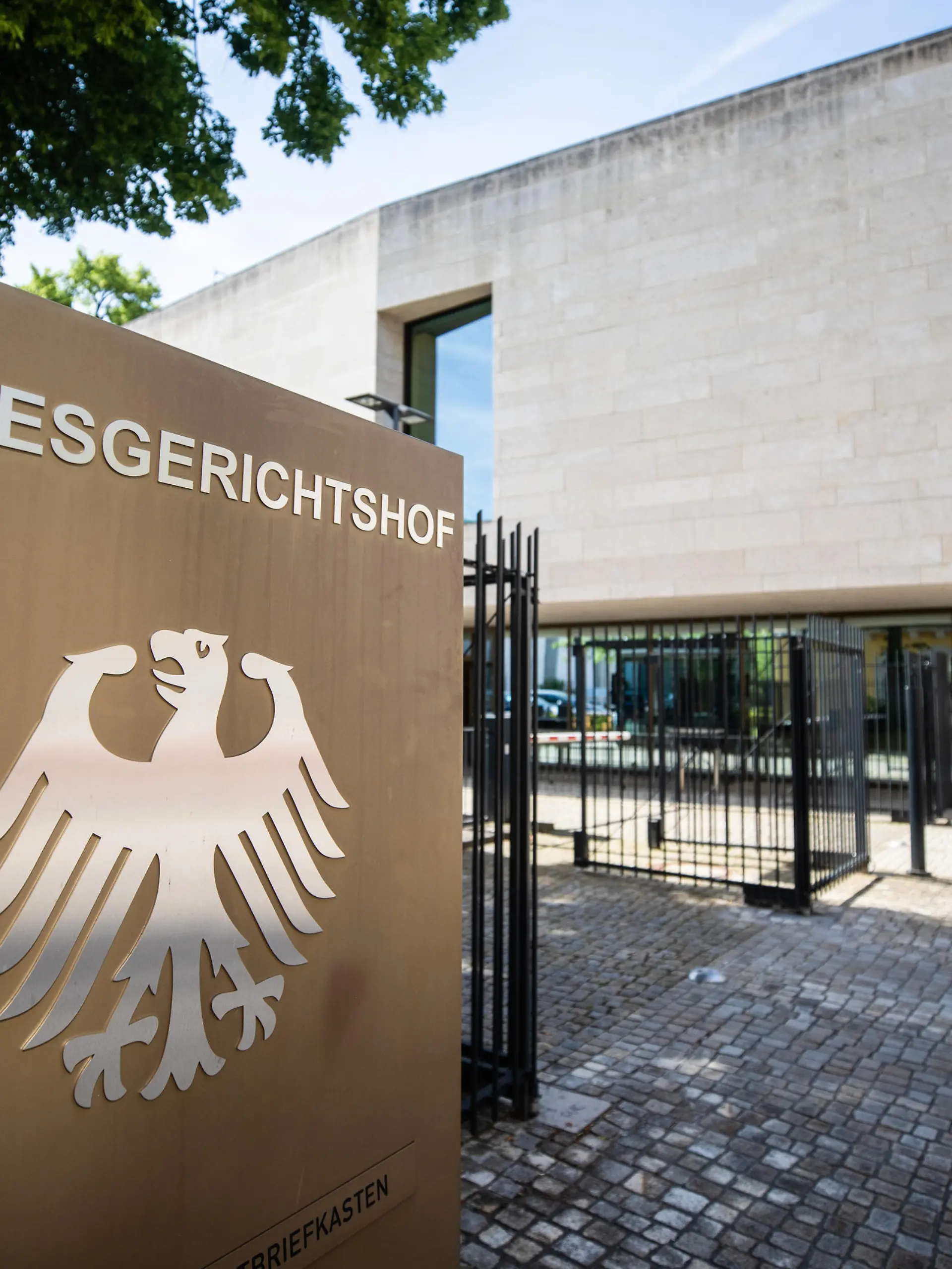 Ein Hinweisschild mit Bundesadler und dem Schriftzug Bundesgerichtshof (BGH) ist am Eingang des BGH zu sehen.
