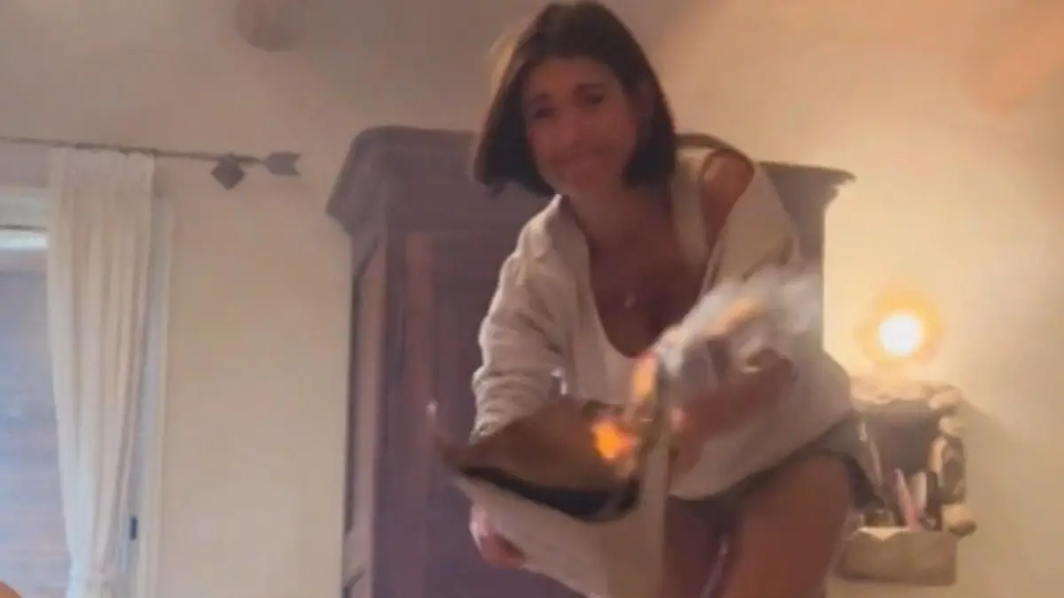 Während Influencerin sich filmt! Feuer bricht zu Hause aus – doch sie macht einfach weiter Als sie zu ihren Followern spricht