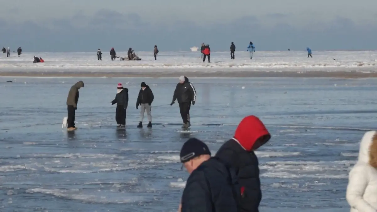 Touristen wagen sich auf zugefrorene Ostsee - Drohnen zeigen Eisformationen Eisiges Naturschauspiel