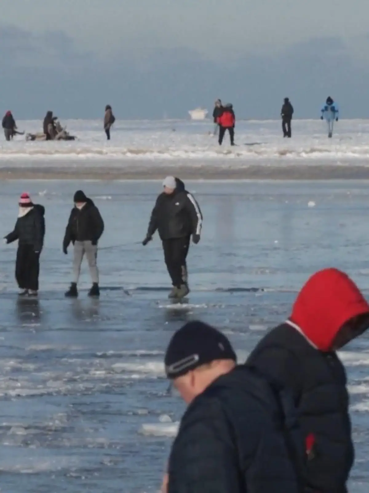 Bild zu: "Touristen wagen sich auf zugefrorene Ostsee - Drohnen zeigen Eisformationen"