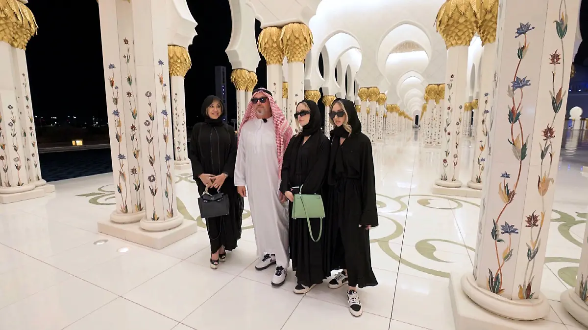  Die Geissens dürfen in die größte Moschee der Emirate, doch dafür müssen alle verschleierte Outfits kaufen.