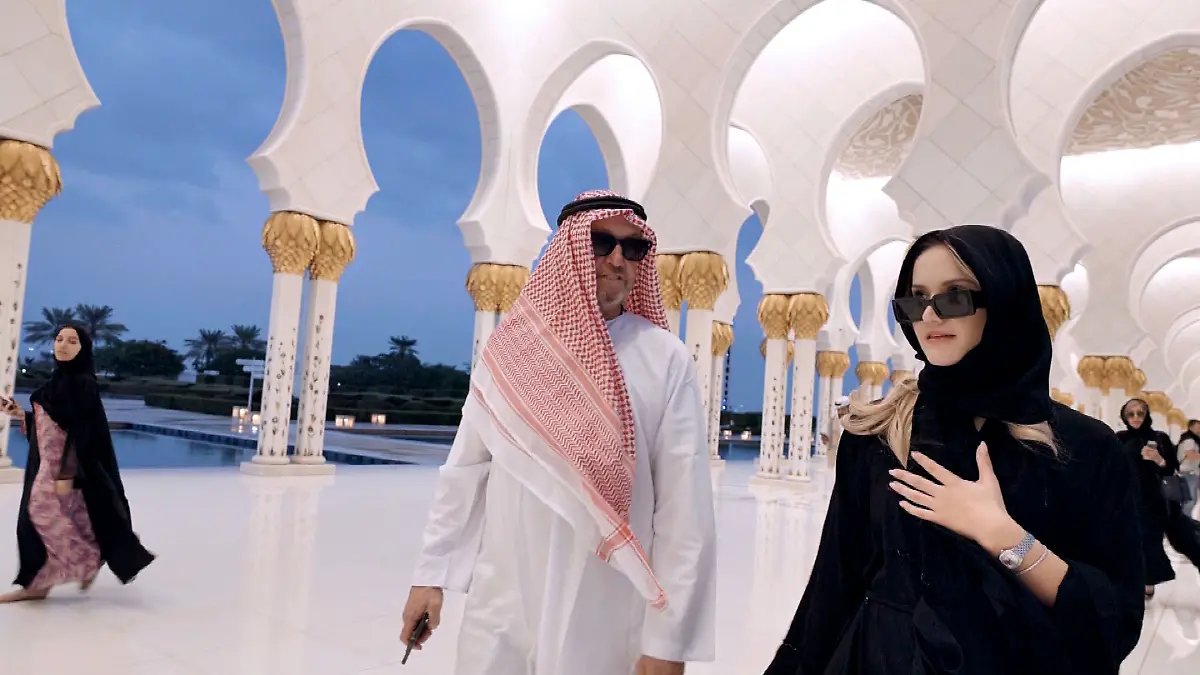 Die Geissens dürfen in die größte Moschee der Emirate, doch dafür müssen alle verschleierte Outfits kaufen.