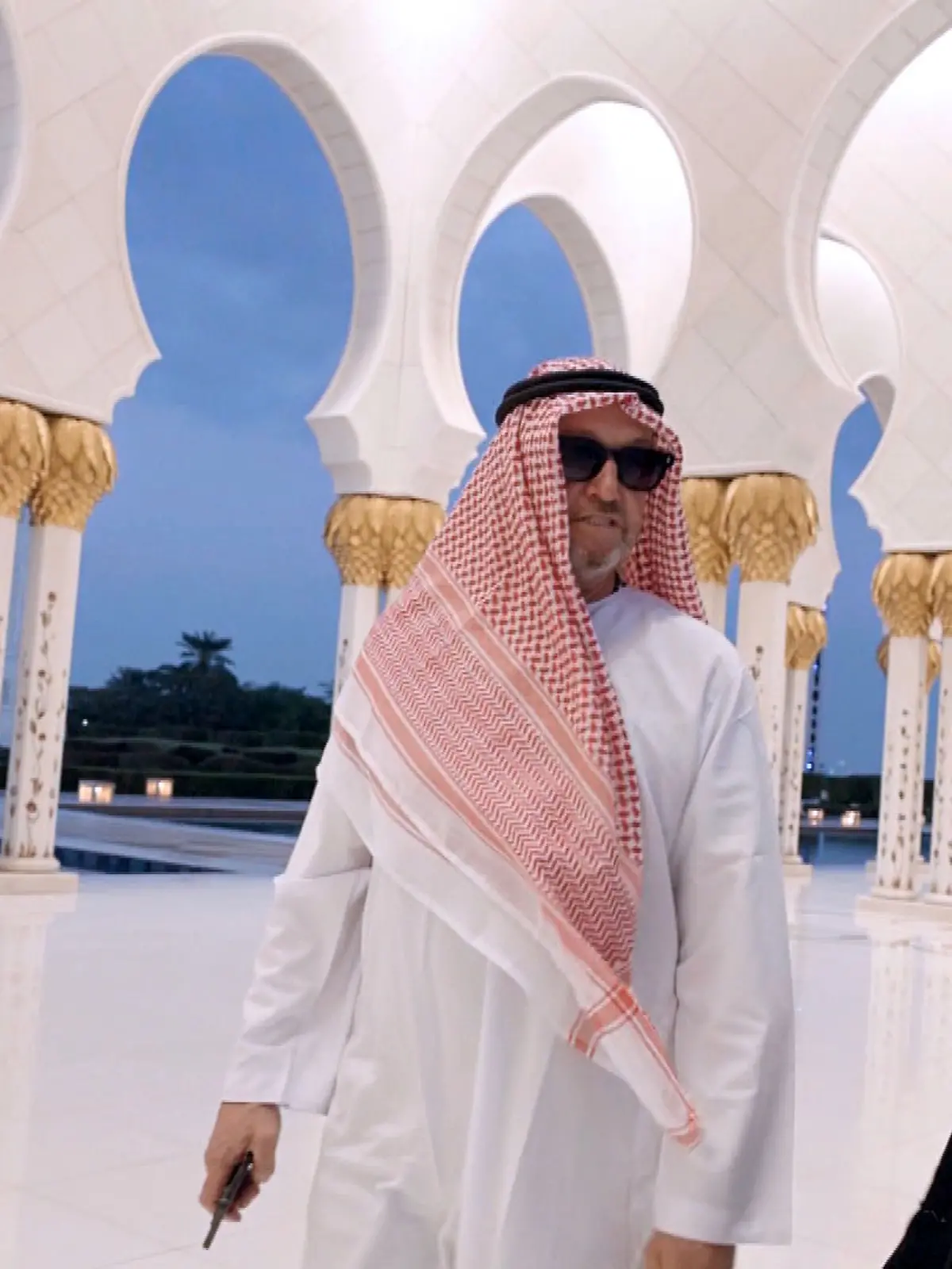 Die Geissens dürfen in die größte Moschee der Emirate, doch dafür müssen alle verschleierte Outfits kaufen.
