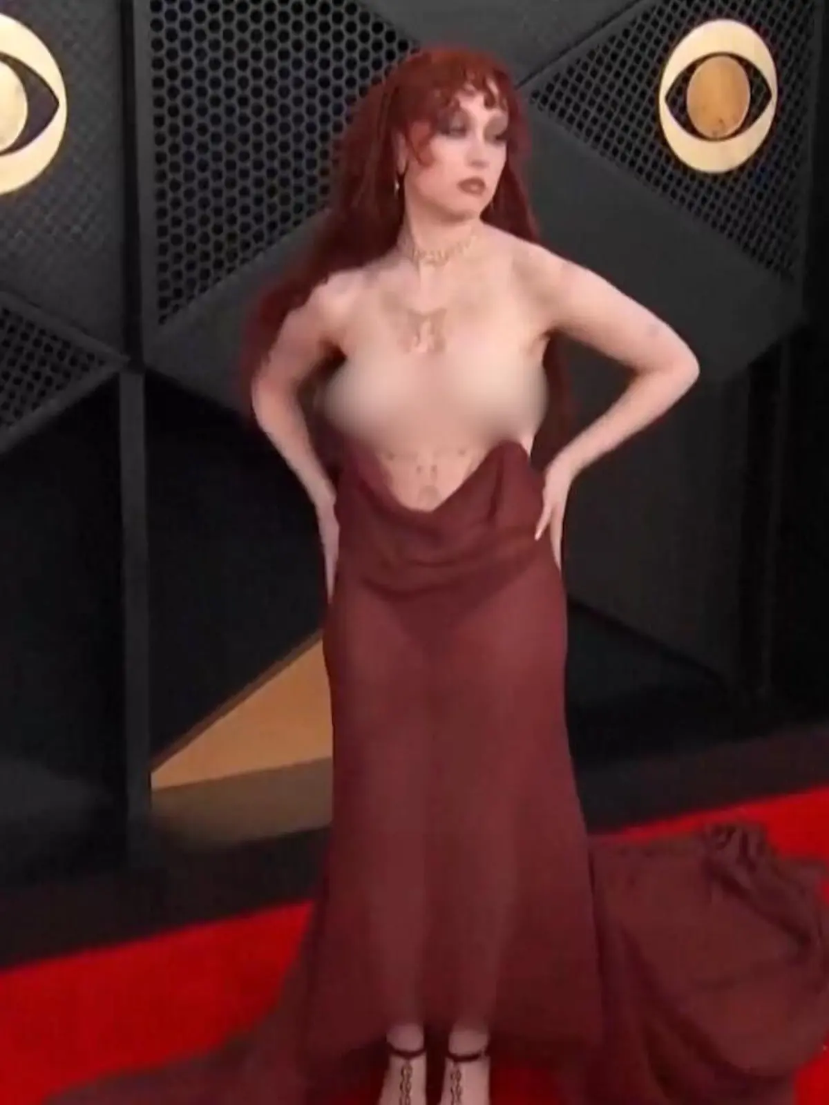 Bild zu: "Nippel-Piercings halten alles! Sängerin sorgt mit Kleid für Fast-Nackt-Auftritt"