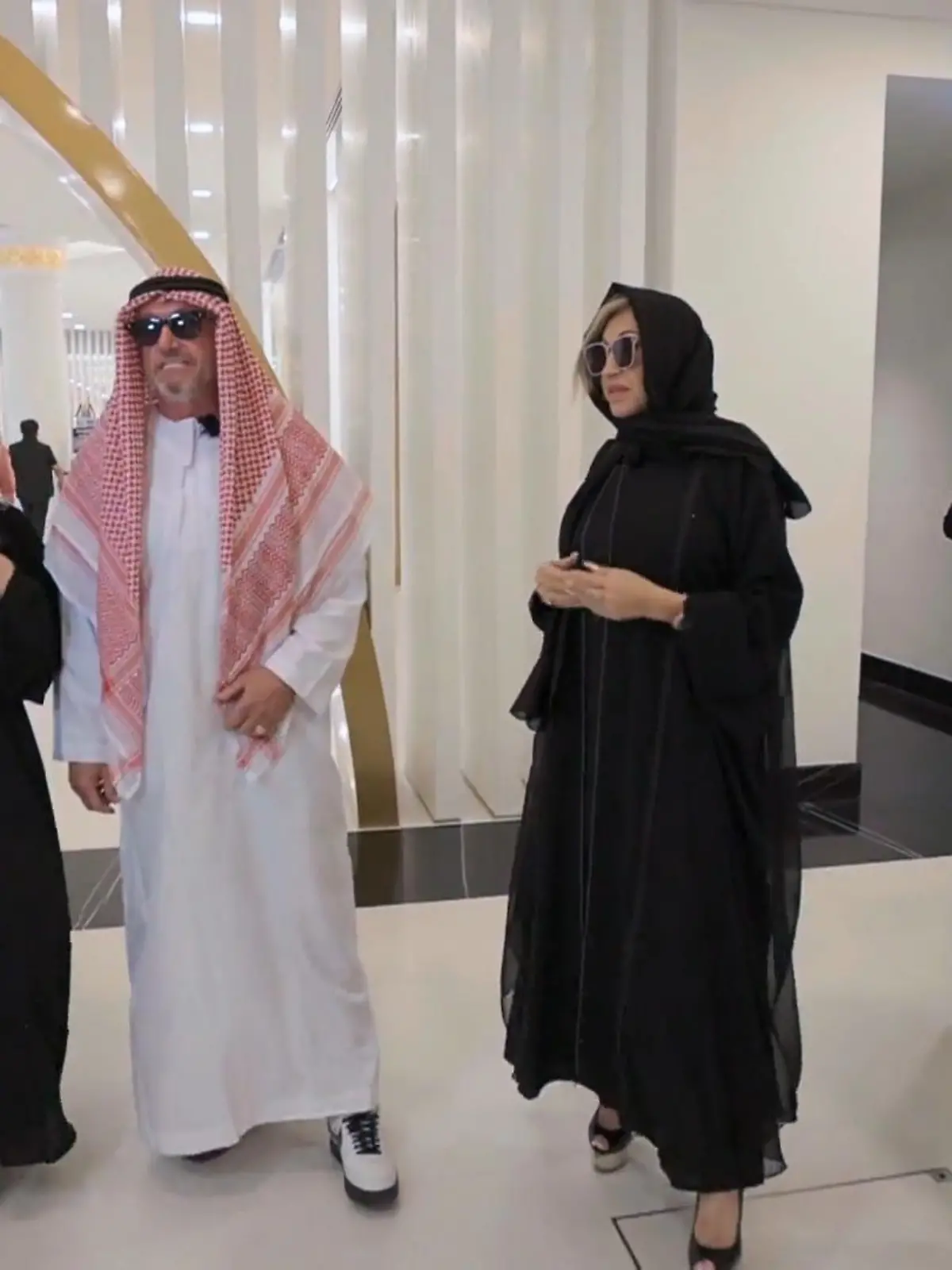 Bild zu: "Robert sticht mit seinem ungewöhnlichen Outfit heraus"