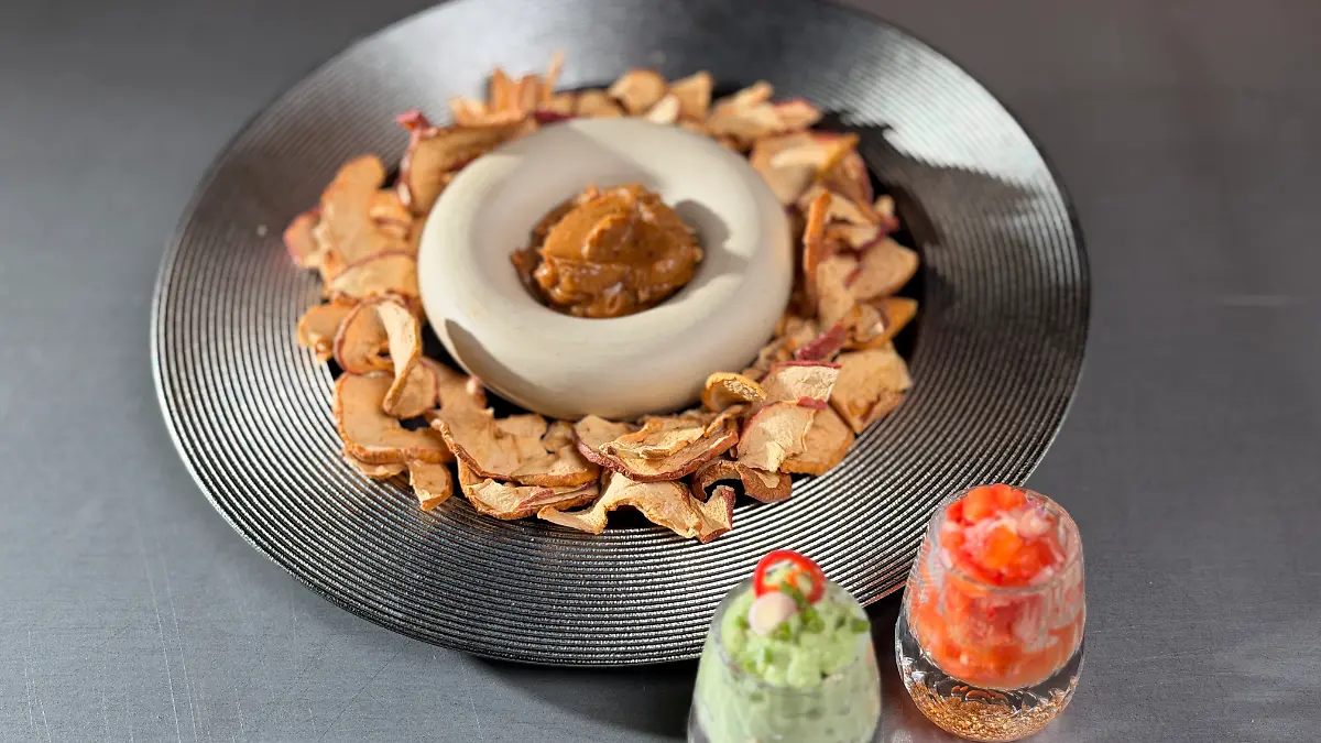 Nachos aus Apfelchips mit schmackhaften Dips