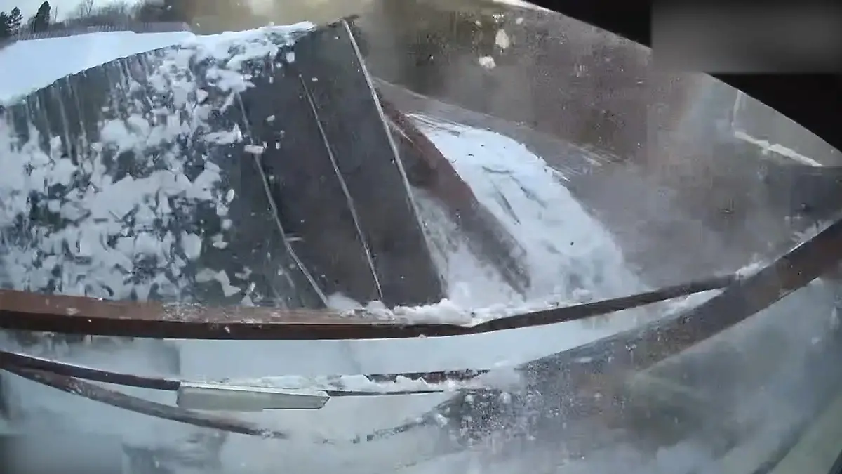 Winterchaos-in-Arkansas-USA-Arena-st-rzt-ein-Bei-den-Schneemassen-hat-das-Dach-keine-Chance