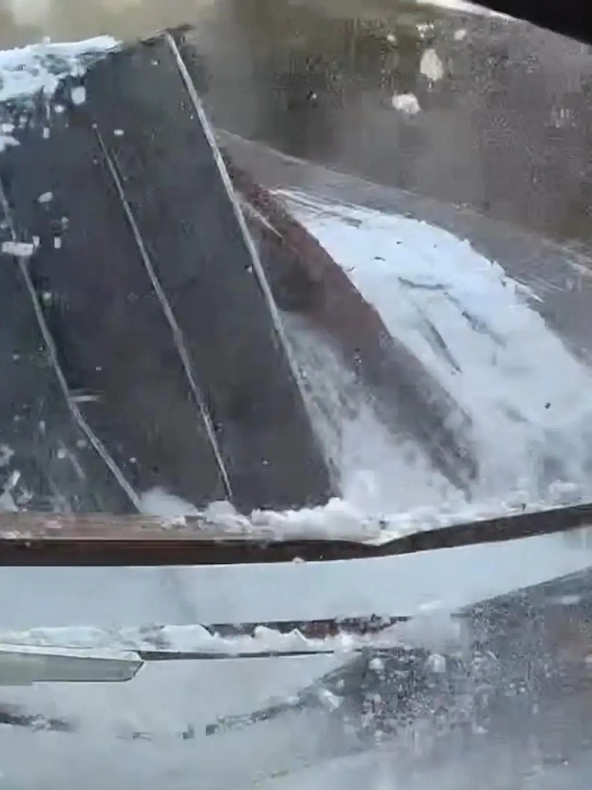 Bild zu: "Arena stürzt ein! Bei den Schneemassen hat das Dach keine Chance"