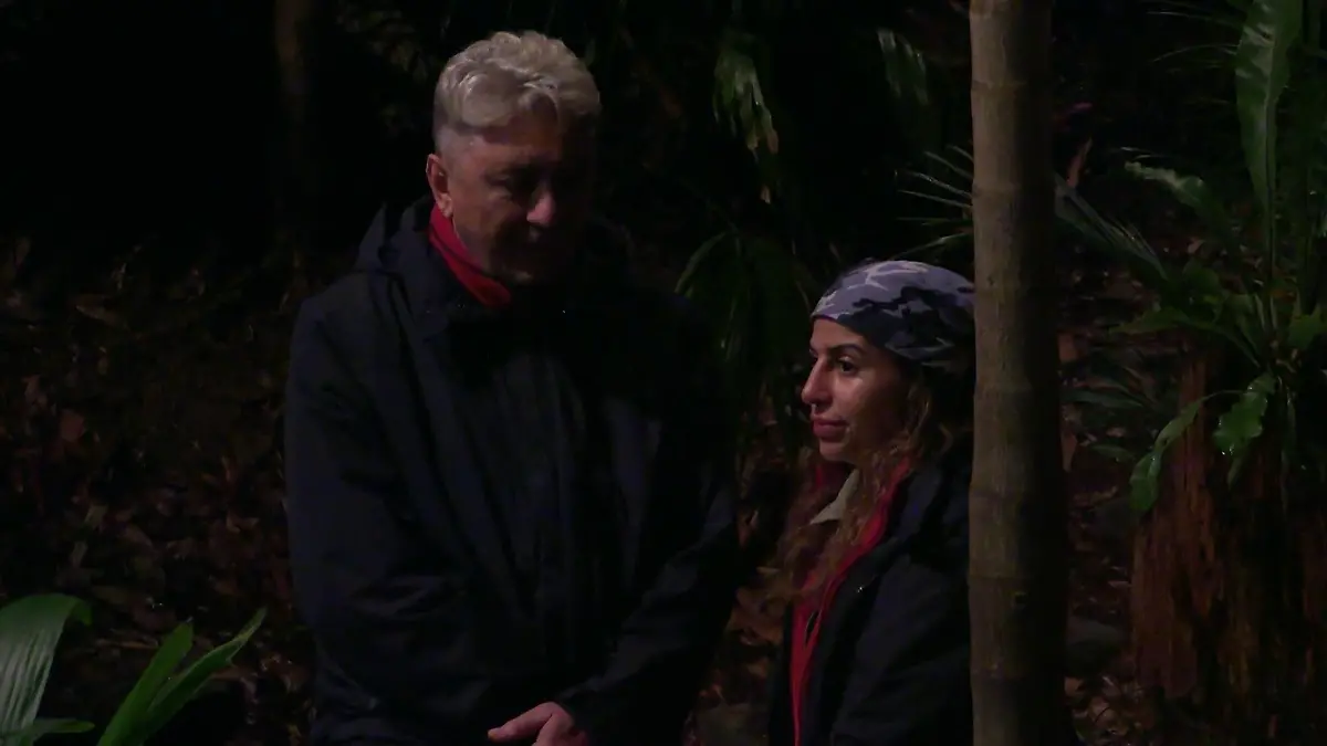 Dschungelcamp-2026-Hubert-Fella-scherzt-ber-Eva-Benetatous-nerv-sen-Unterleib-