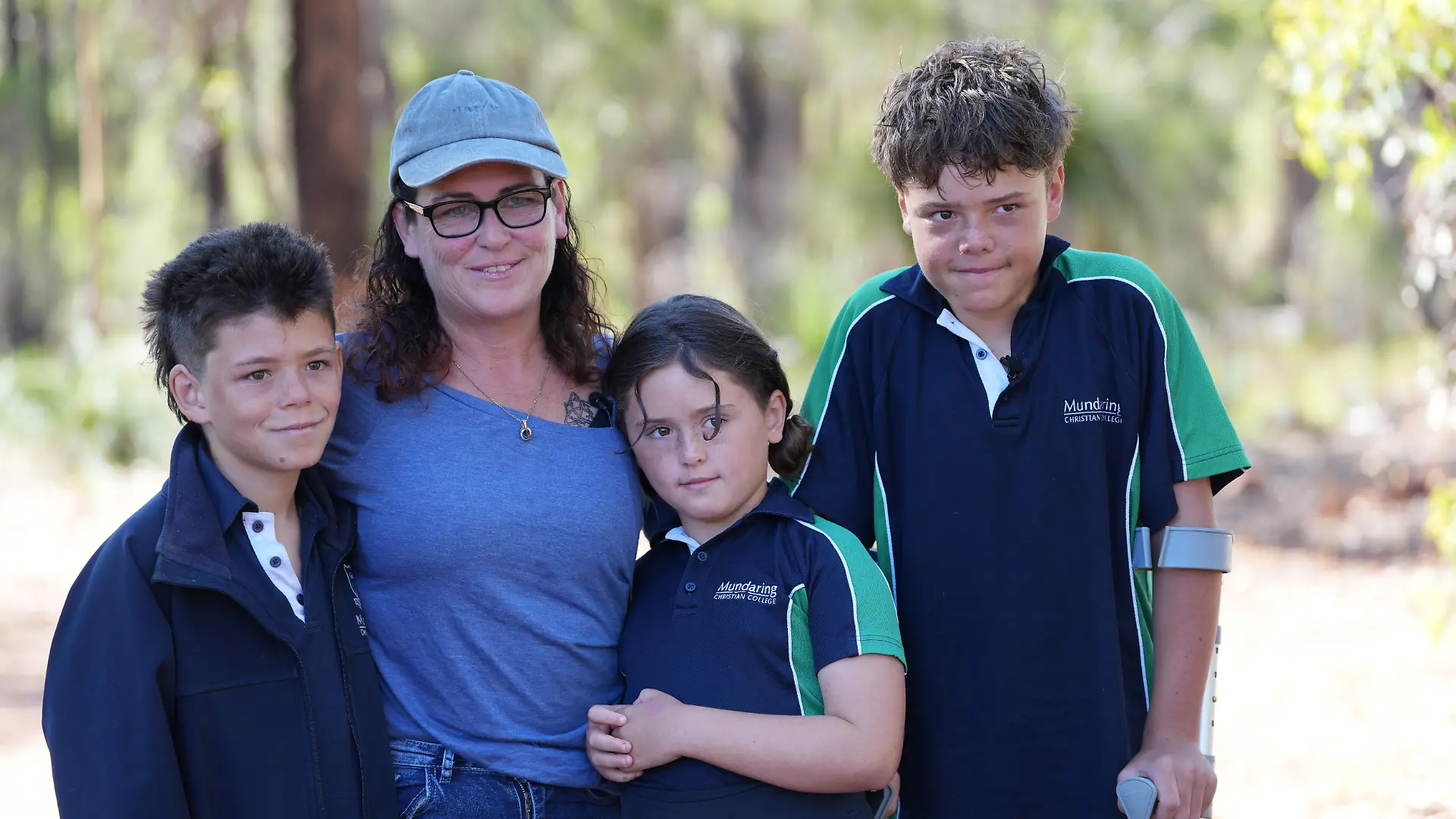 Austin Appelbee (rechts) posiert mit seinem Bruder Beau (links), seiner Mutter Joanne (zweite von links) und seiner Schwester Grace in Gidgegannup, Australien, am Dienstag, dem 3. Februar 2026, nachdem der 13-jährige Austin stundenlang geschwommen war, um Alarm zu schlagen, nachdem seine Familie vor der australischen Küste ins Meer gespült worden war.