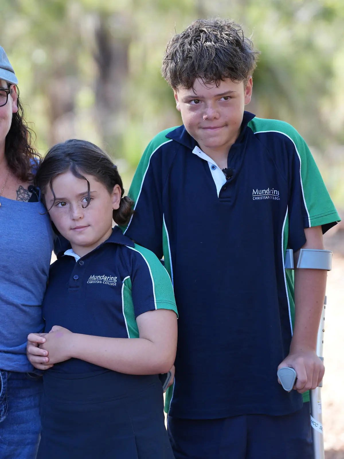 Austin Appelbee (rechts) posiert mit seinem Bruder Beau (links), seiner Mutter Joanne (zweite von links) und seiner Schwester Grace in Gidgegannup, Australien, am Dienstag, dem 3. Februar 2026, nachdem der 13-jährige Austin stundenlang geschwommen war, um Alarm zu schlagen, nachdem seine Familie vor der australischen Küste ins Meer gespült worden war.