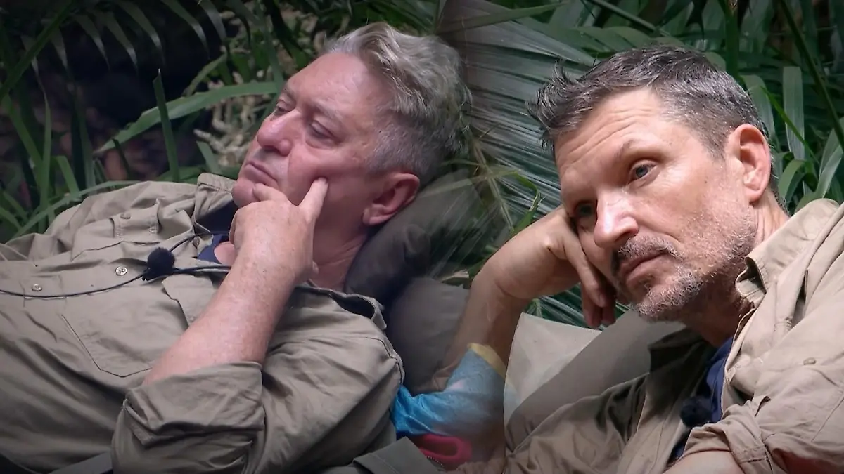 Liegen bis der Arzt kommt? So bewertet Dr. Bob die Pritschen-Potatoes Hardy und Hubert Dschungelcamp-Faultiere auf dem Prüfstand