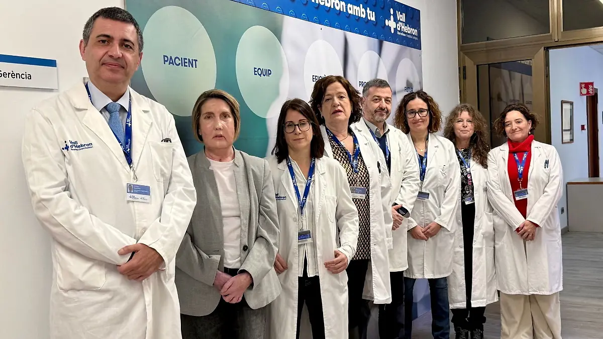 Carme mit dem Ärzteteam des Vall d’Hebron Krankenhauses – über 100 Experten ermöglichen ihr das neue Gesicht.