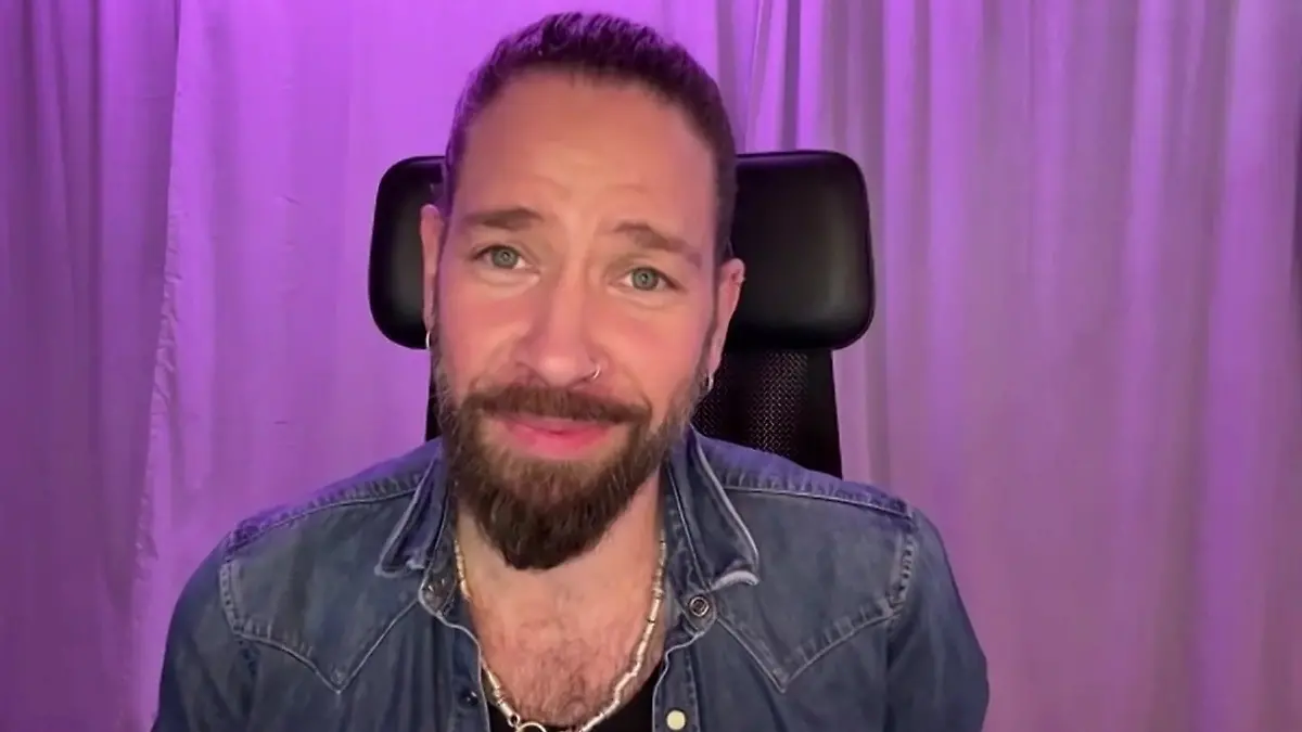 Gils Bruder Tal Ofarim spricht im RTL-Interview offen über den Gefühlsausbruch seines Bruders im Dschungelcamp. 