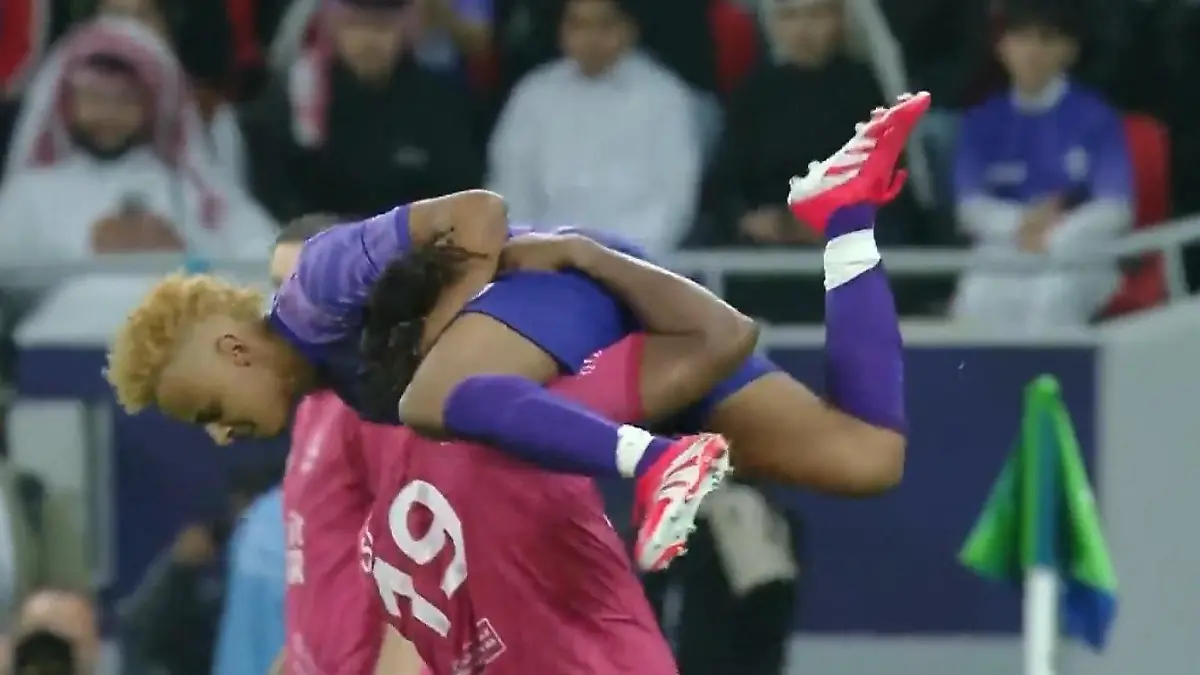 Wrestling statt Fußball! Spieler gehen am Platz aufeinander los Bayern-Legende schaut zu