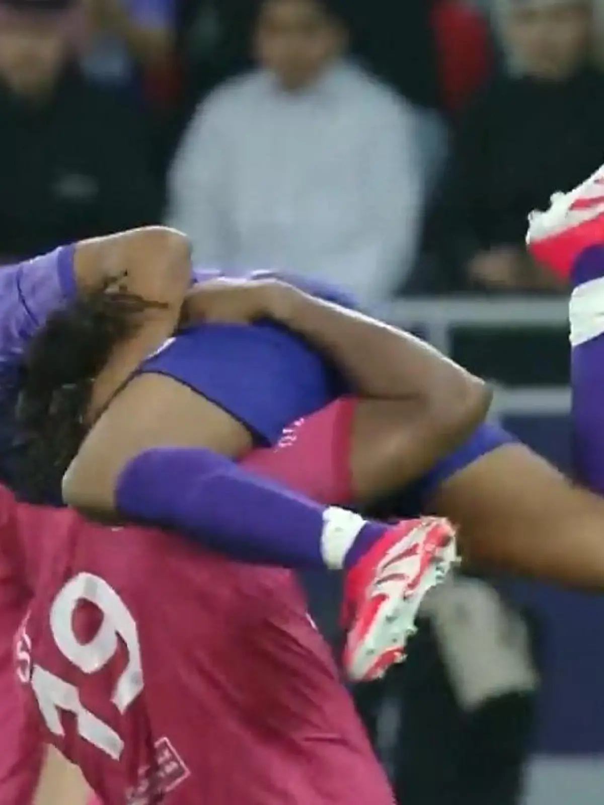 Bild zu: "Wrestling statt Fußball! Spieler gehen am Platz aufeinander los"