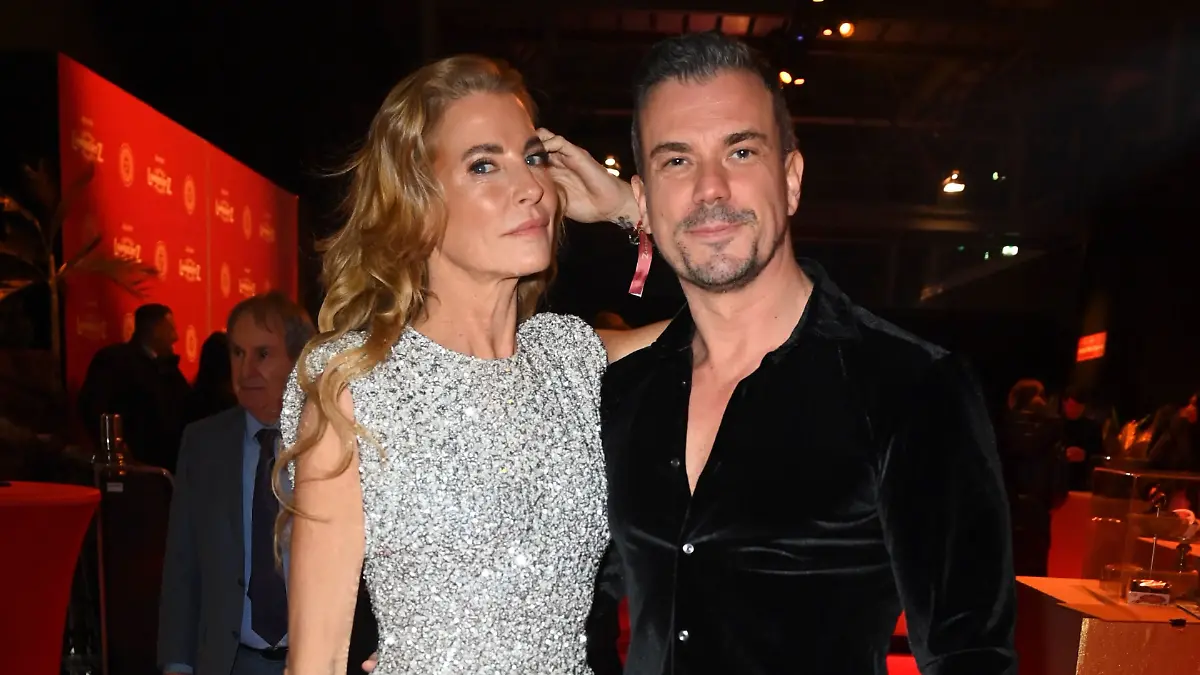 Bild zu: "Freund von Giulia Siegel sorgt für Schreckmoment auf dem roten Teppich"