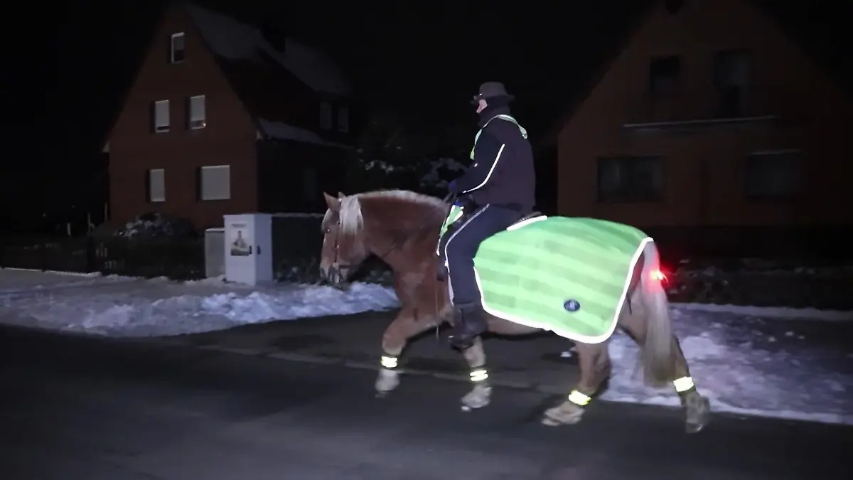 Marcus Zaton aus Wiedenrode trotzt Glätte und Eis In Wiedenrode kommt die Zeitung zu Pferd