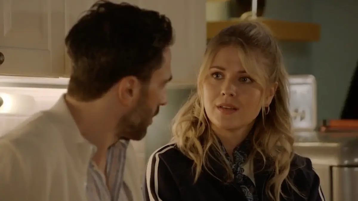 Alicia will ihrer Mutter eine neue Perspektive aufzeigen. 