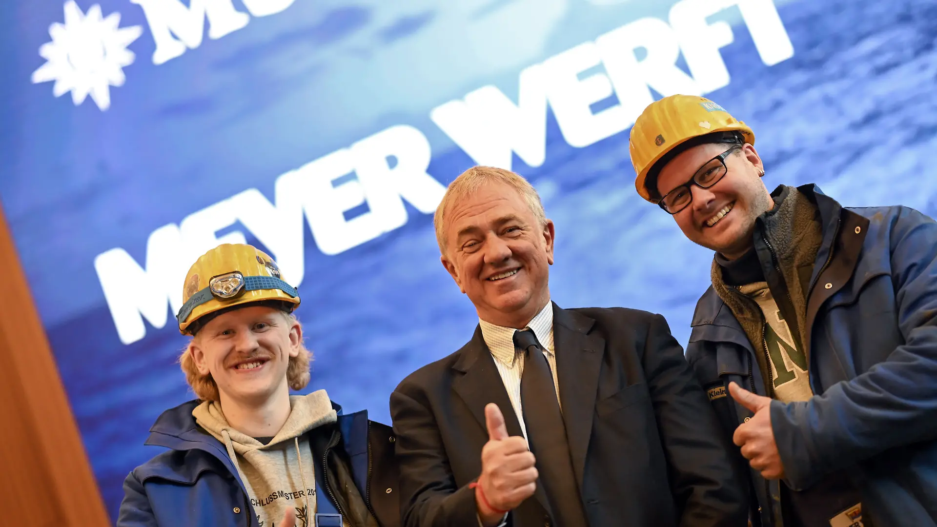 Marlon Dierks (links) und Pierfrancesco Vago (Mitte) zeigen den Daumen hoch in die Kamera.