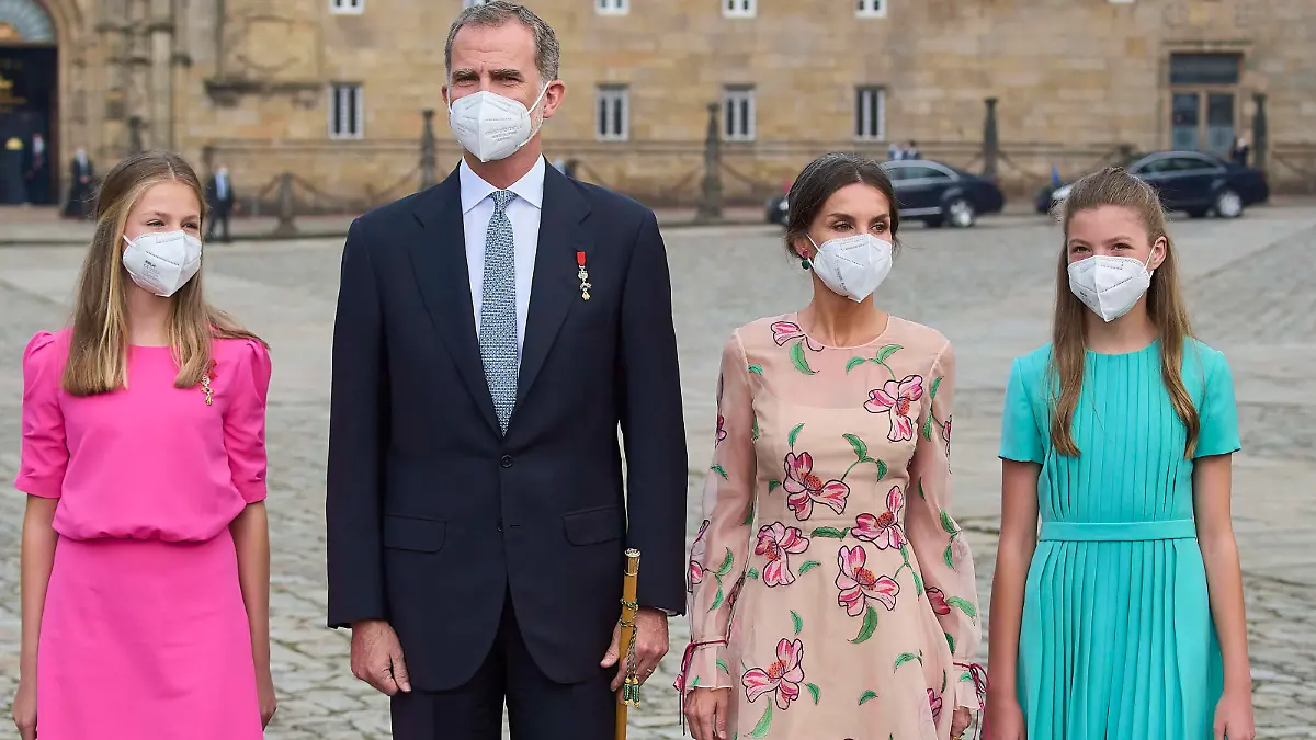25-07-2021 Santiago Queen Letizia and Princess Leonor and Princess Sofia and King Felipe attend the traditional Apostle Saint James floral offering at the Cathedral in Santiago de Compostela, Galicia, Spain. No Spain PUBLICATIONxINxGERxSUIxAUTxONLY Copyright: xPPEx