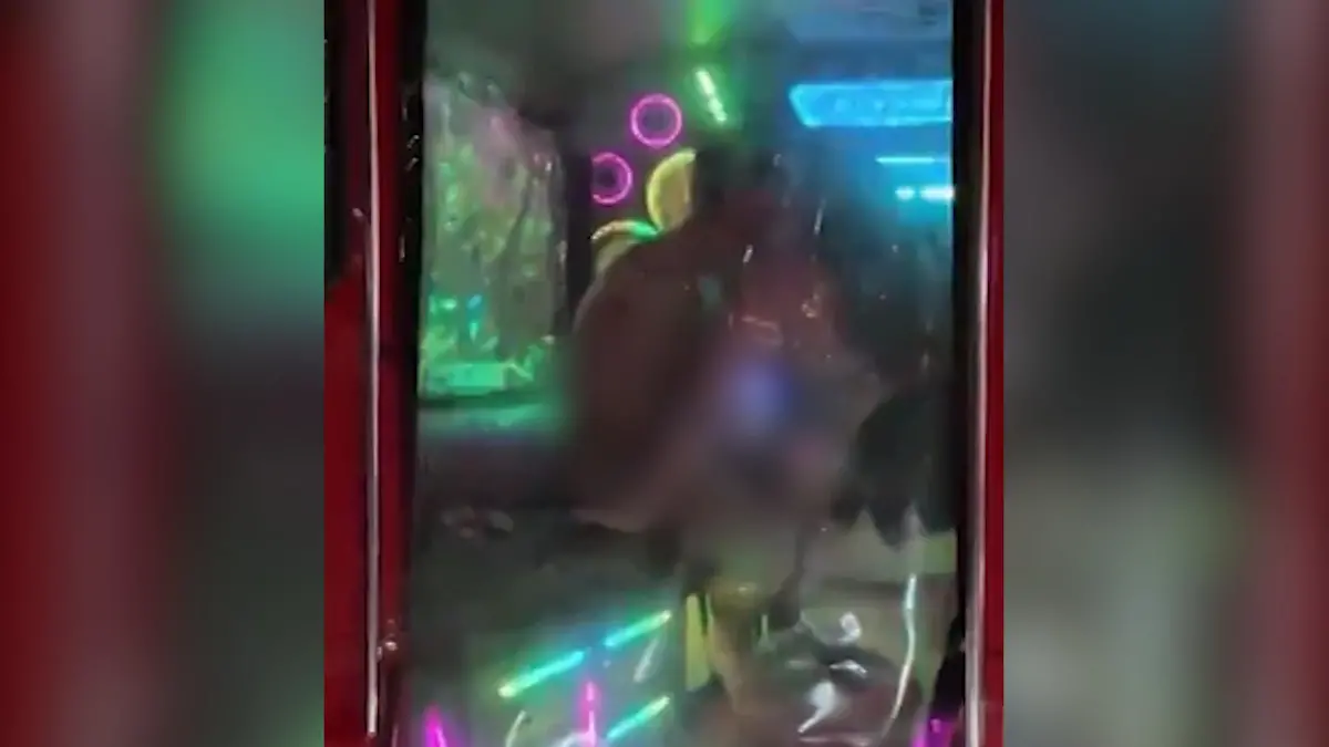 Hier bumst's im Straßenverkehr! Franzosen haben Dreier im TukTuk Höchststrafe für Sex-Spiel