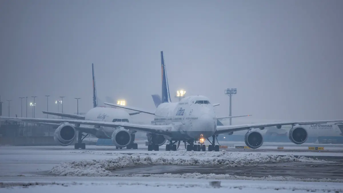 Massiver Schneefall legt Flughafenbetrieb lahm  Sicht teils unter 100 Meter  Lkw bleiben stecken Unfall an Unterführung