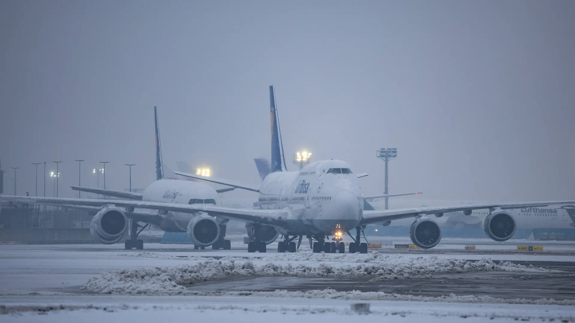 Massiver Schneefall legt Flughafenbetrieb lahm  Sicht teils unter 100 Meter  Lkw bleiben stecken Unfall an Unterführung