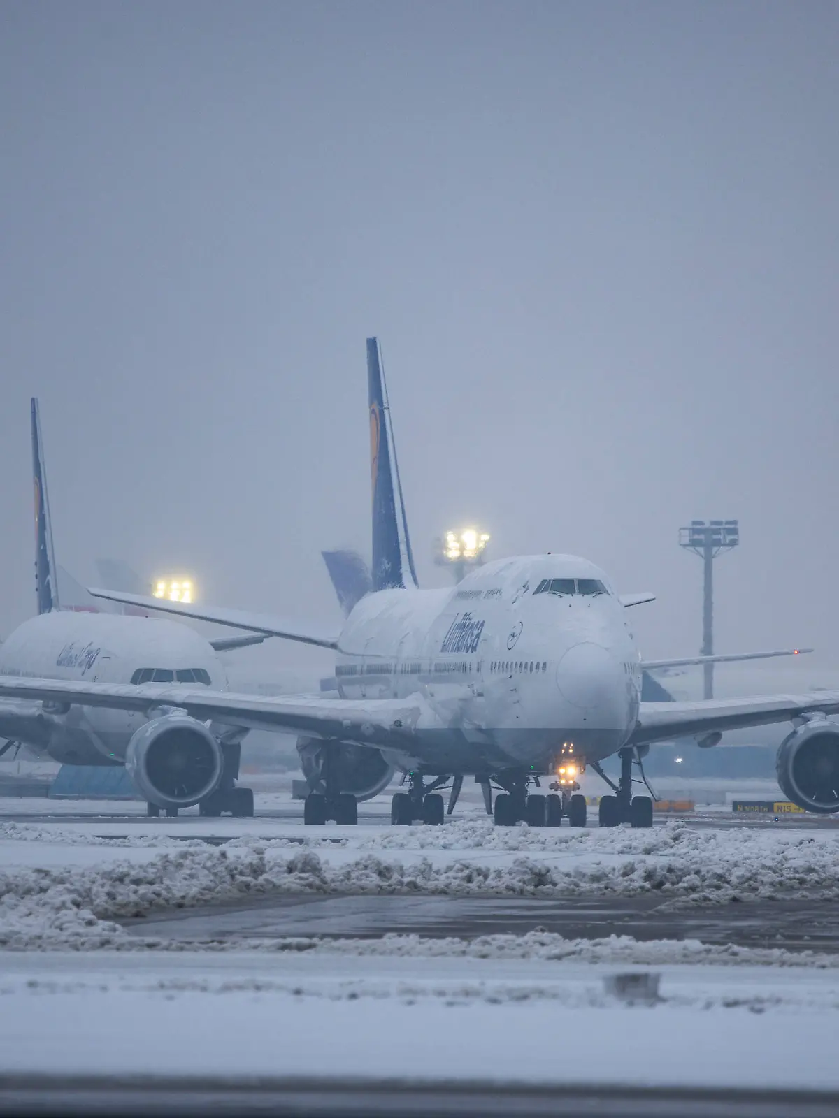 Massiver Schneefall legt Flughafenbetrieb lahm  Sicht teils unter 100 Meter  Lkw bleiben stecken Unfall an Unterführung