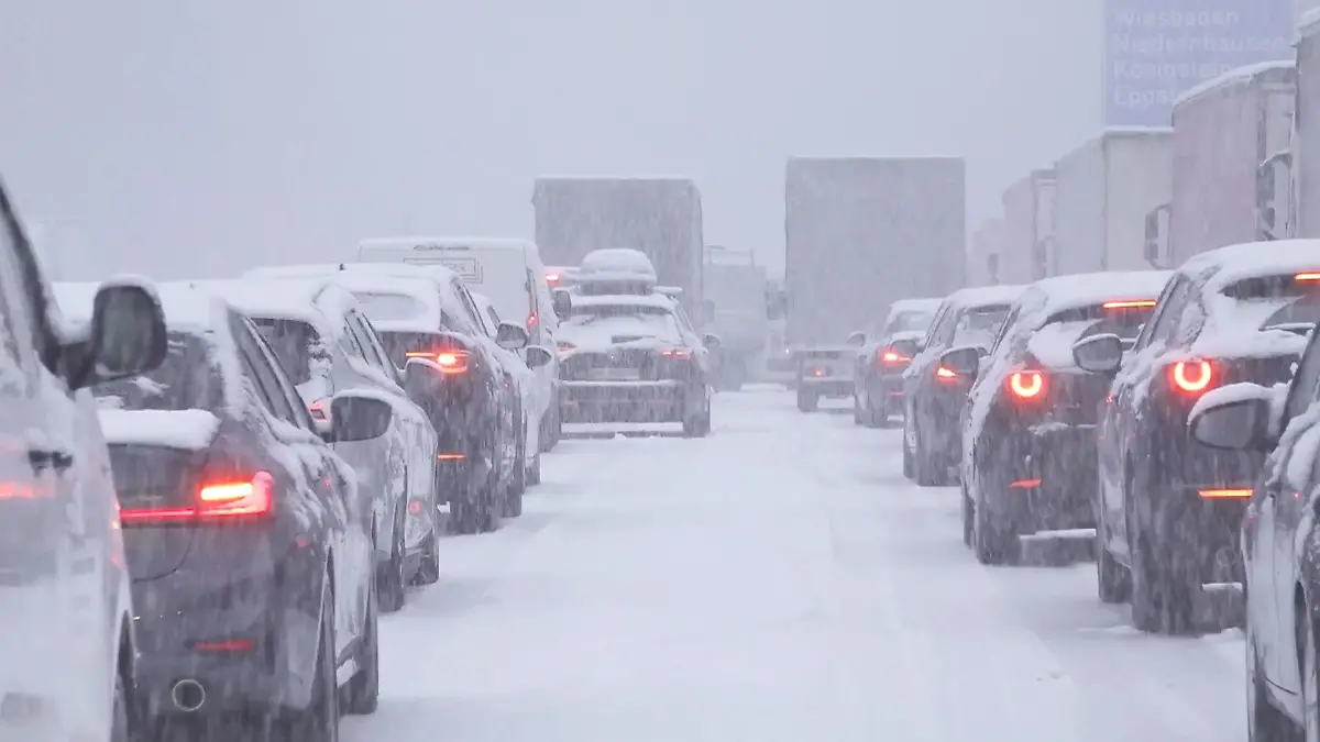 Zu viel Schnee: Mega-Stau rund um Wiesbaden! Deutscher Wetterdienst warnt
