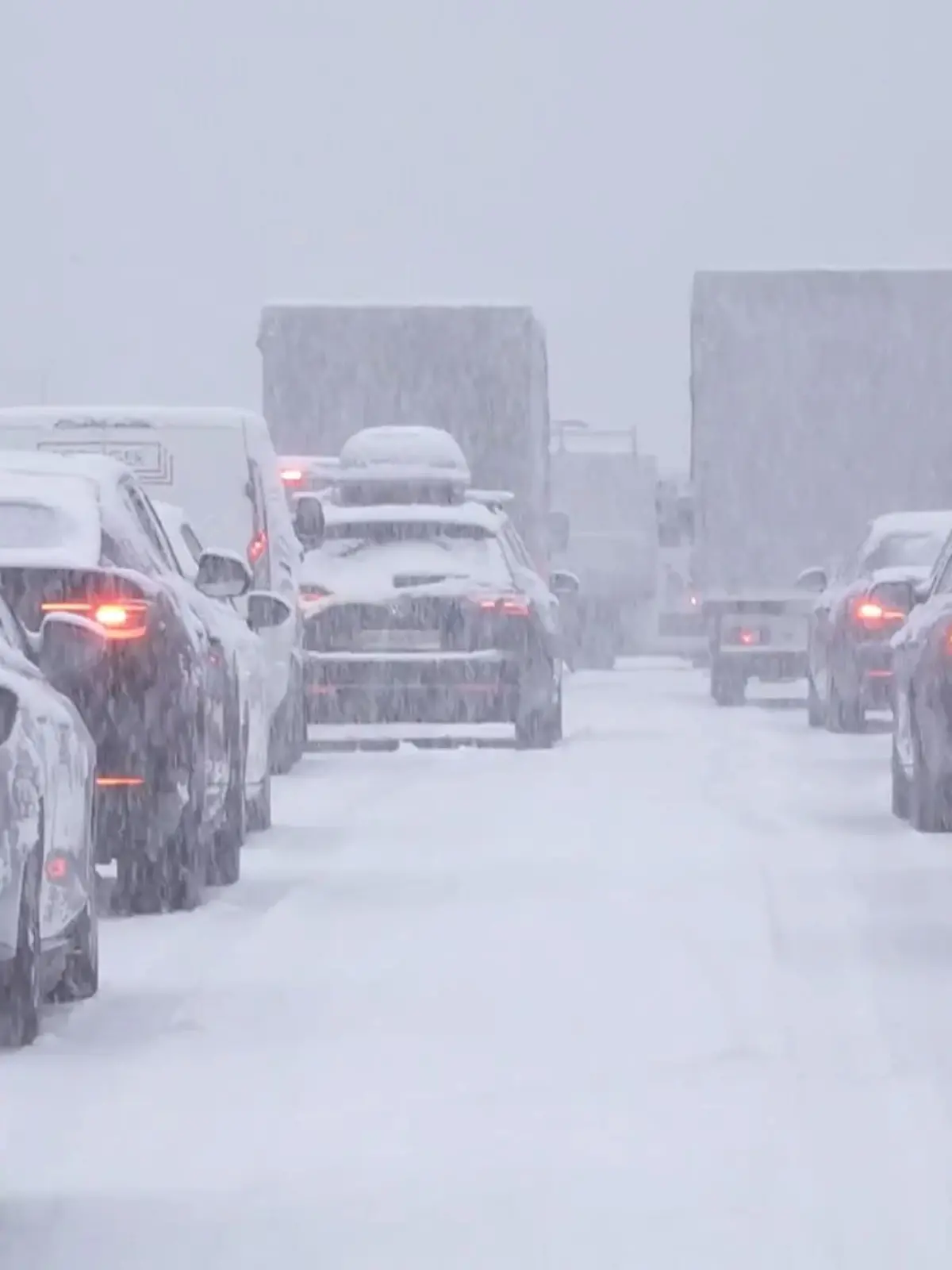 Bild zu: "Zu viel Schnee: Mega-Stau rund um Wiesbaden!"
