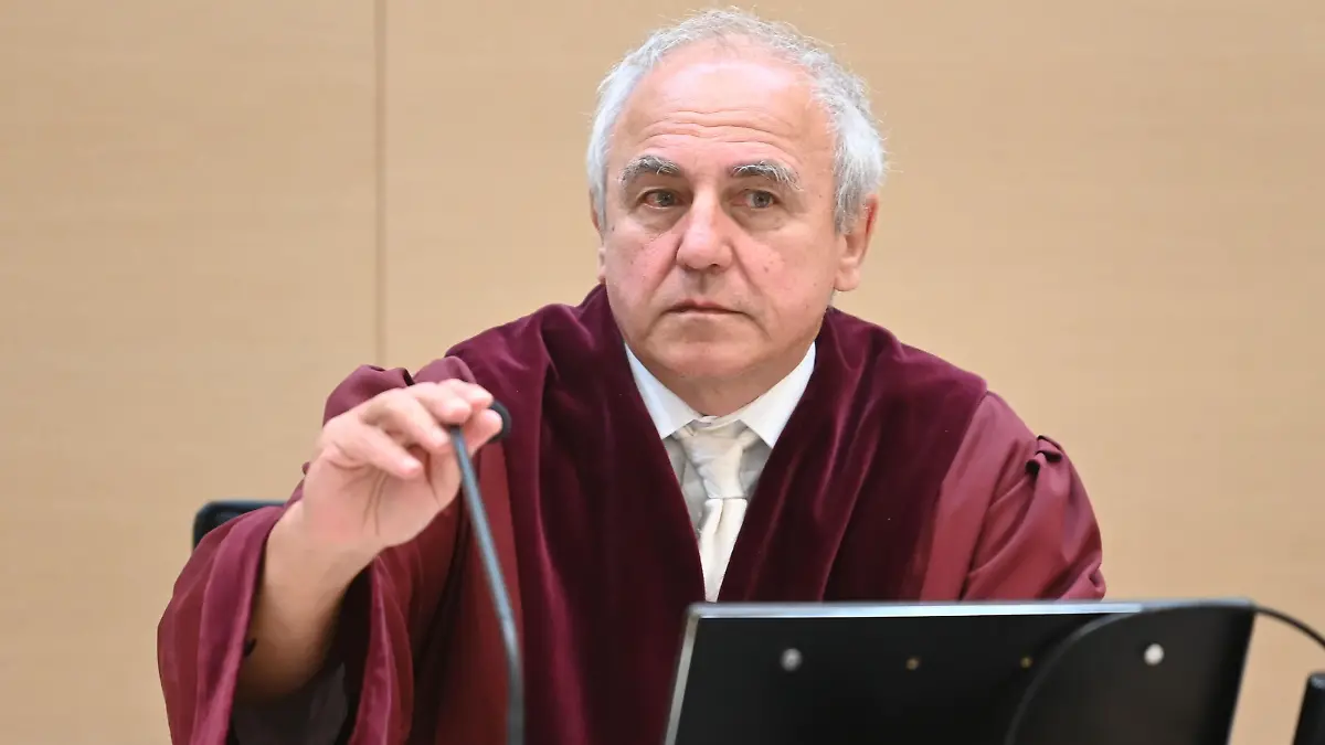 28.07.2021, Baden-Württemberg, Karlsruhe: Rolf Raum, Vorsitzender des Ersten Strafsenats beim Bundesgerichtshof (BGH), verkündet das erste höchstrichterliche Urteil zu umstrittenen «Cum-Ex»-Deals. Das bundesweit erste Strafurteil wegen «Cum-Ex»-Aktiengeschäften zulasten der Steuerkasse ist somit rechtskräftig. Foto: Uli Deck/dpa +++ dpa-Bildfunk +++