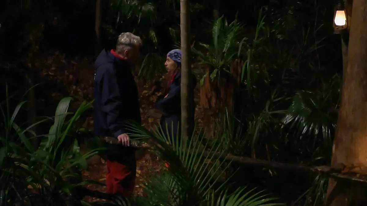 Hubert rät Eva: „Net nur die Fresse halten, auch das nervöse Unterleib!”   Dschungel-Tierspiel mit Folgen