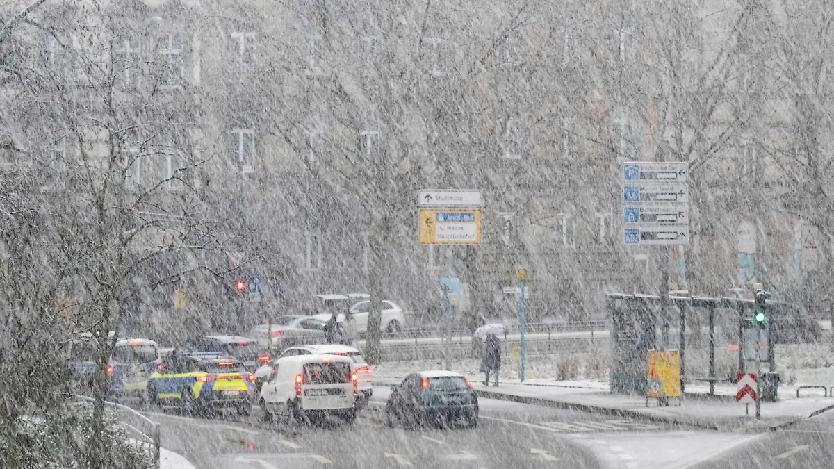 Starker Schneefall hat in Hessen vielerorts für Verkehrsprobleme gesorgt. (Archivbild)