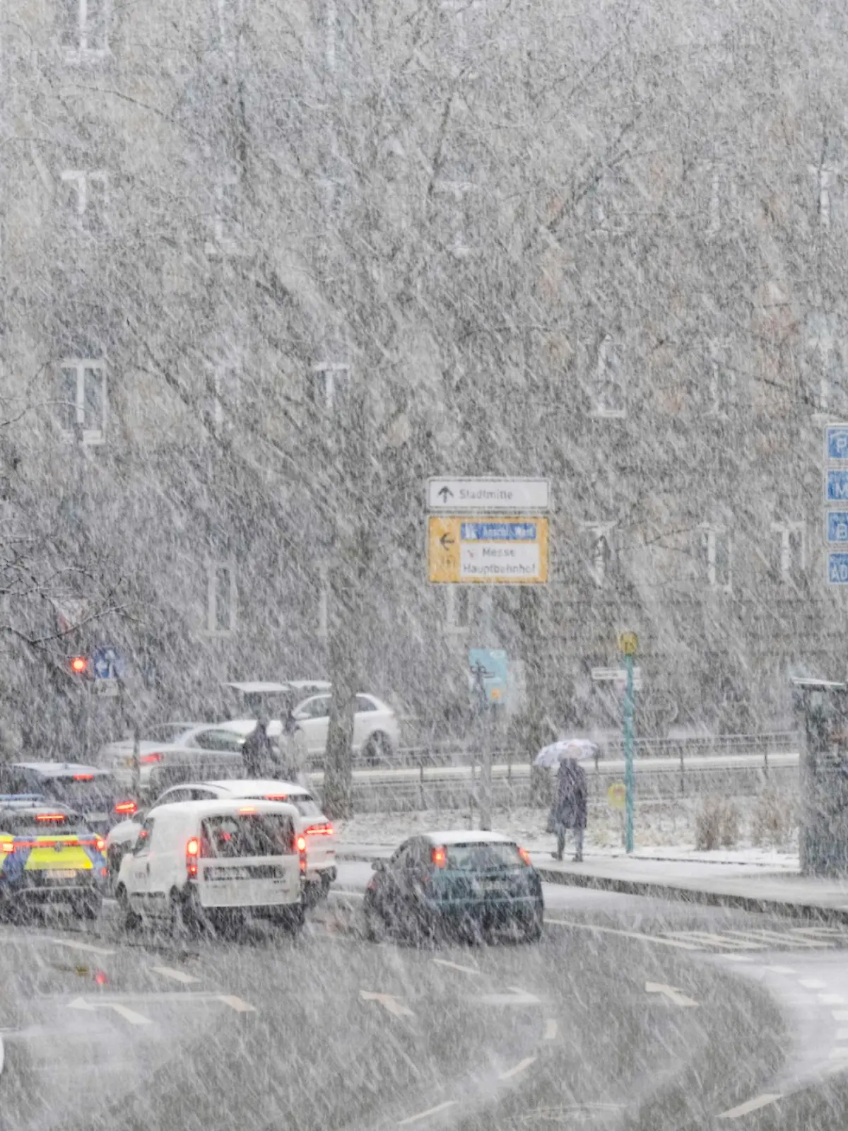 Bild zu: "Lage unübersichtlich: Lastwagen blockieren Straßen in Hessen"