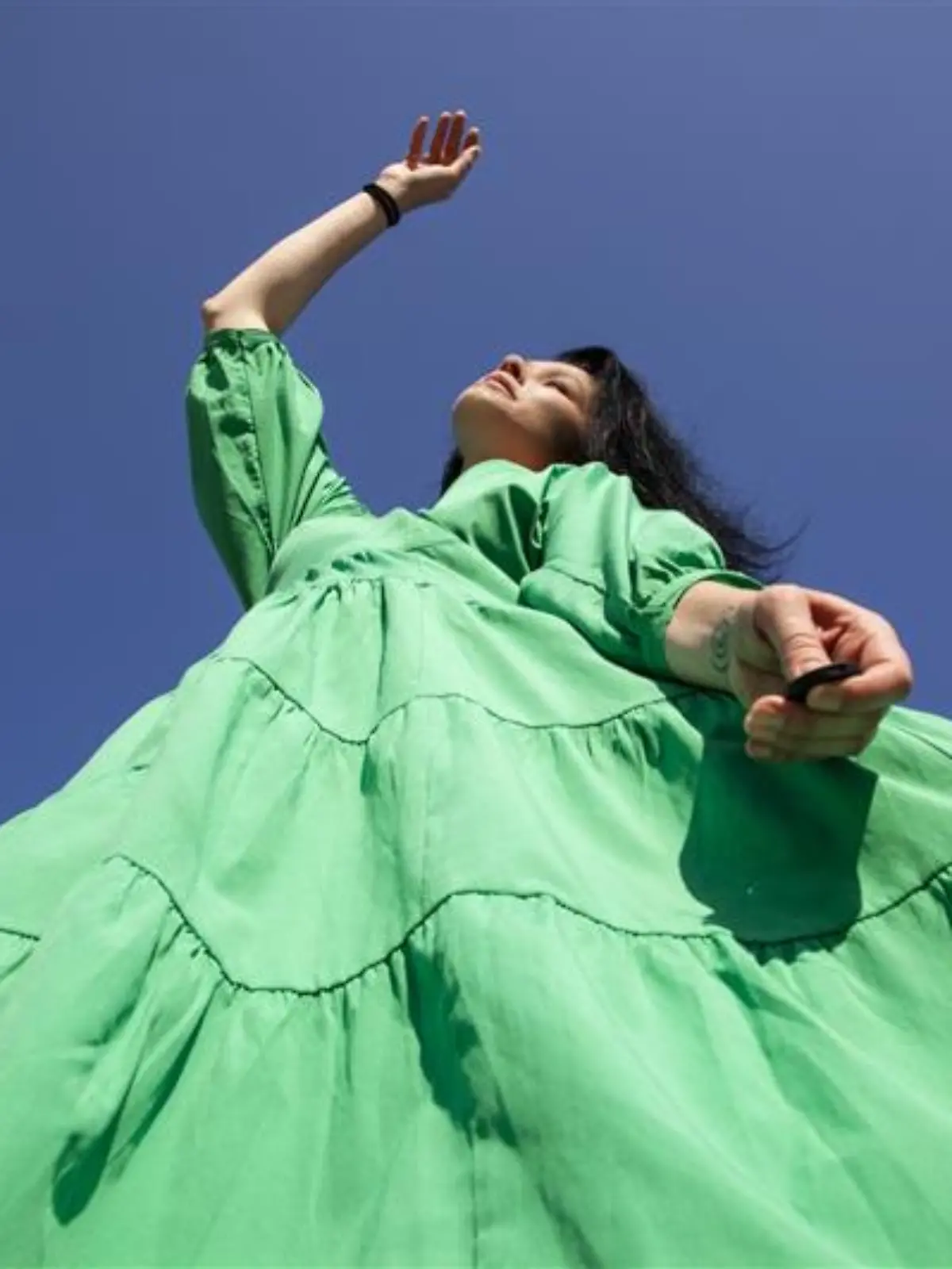 Frau trägt ein grünes Kleid.