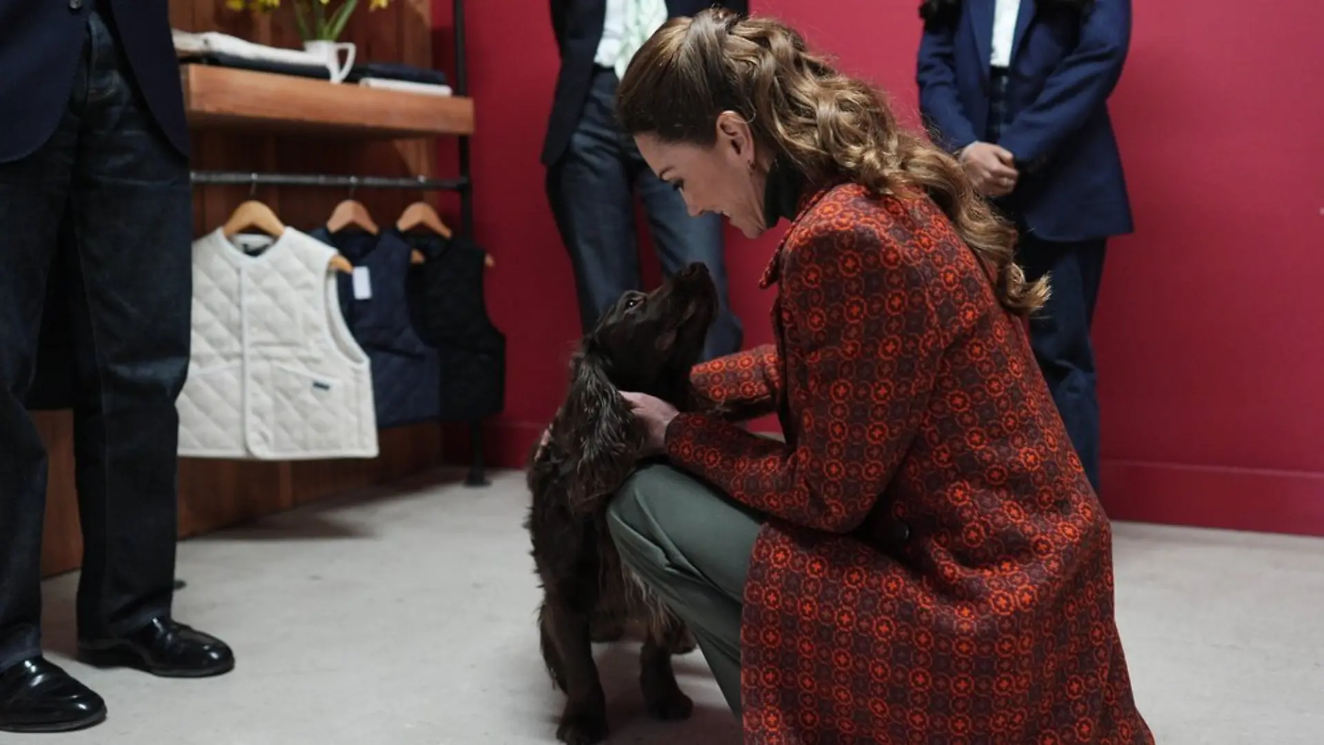 Beim Schmusen mit Cocker Spaniel Barney verrät die Prinzessin, dass auch bei ihr Nachwuchs eingezogen ist.