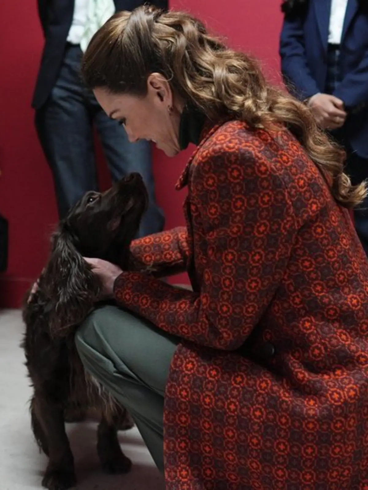 Beim Schmusen mit Cocker Spaniel Barney verrät die Prinzessin, dass auch bei ihr Nachwuchs eingezogen ist.