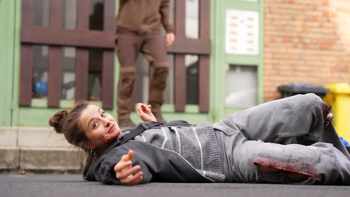 Julia Wiedemann am AWZ-Set, wie sie ihren Autounfall dreht