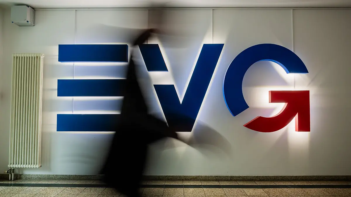 „Heute steht die Eisenbahnerfamilie still” - Schweigeminute für ermordeten Zugbegleiter