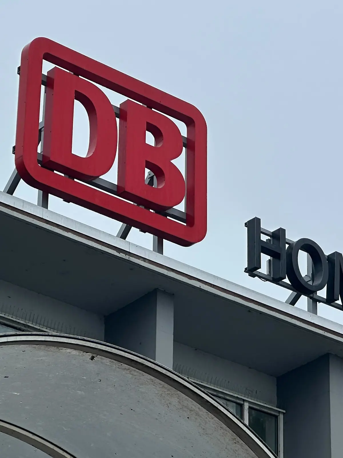 Am Bahnhof in Homburg soll die Reanimation und Festnahme stattgefunden haben.