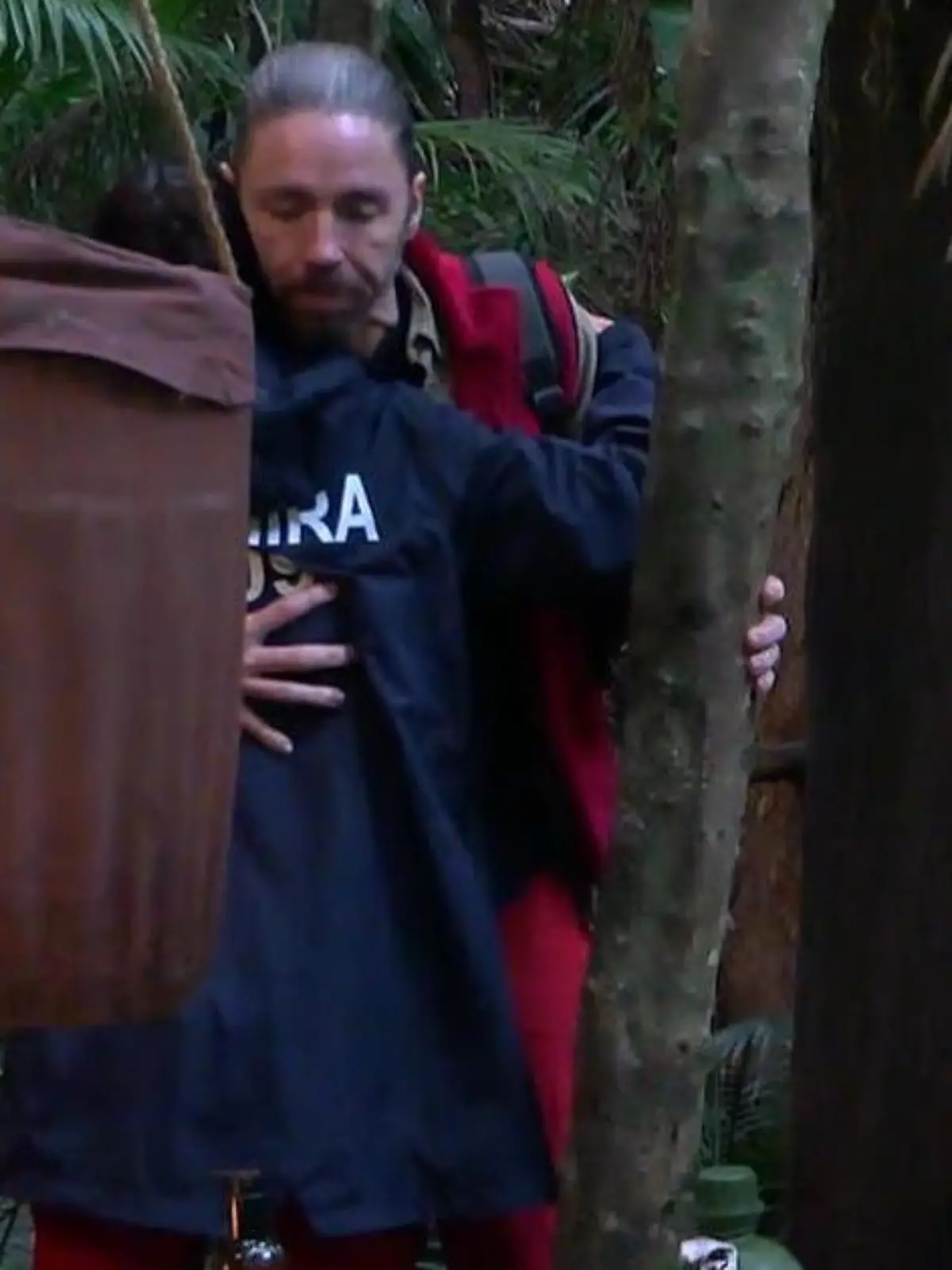 Bild zu: "Gils erster Dschungel-Morgen nach dem Horror-Sturz! SIE nimmt ihn direkt in den Arm"