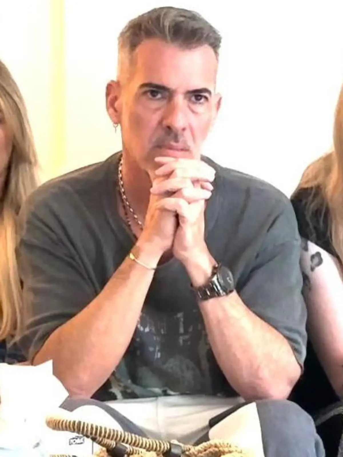 Bild zu: "Schock-Moment für Tzviki! Hier sieht er Gils Horror-Sturz live im Fernsehen"