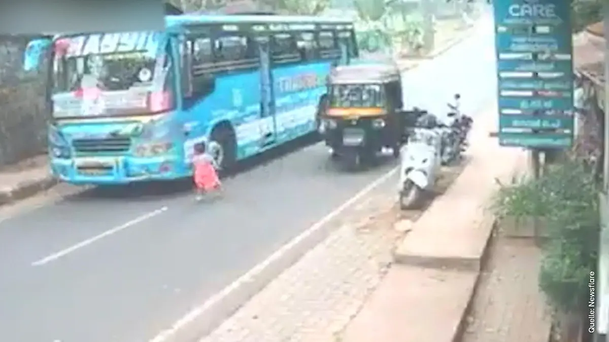 Mädchen (3) rennt auf Straße – als Bus plötzlich anrast! Eine Sekunde nicht aufgepasst