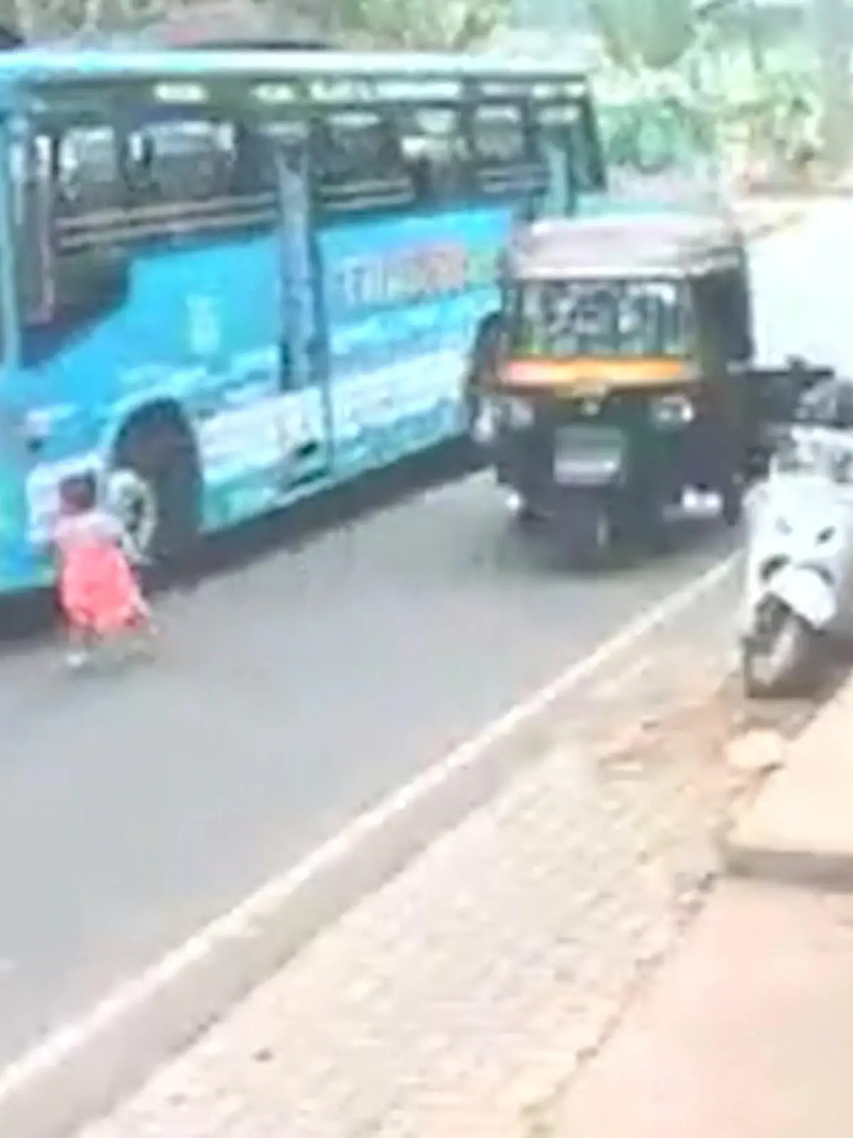 Bild zu: "Mädchen (3) rennt auf Straße – als Bus plötzlich anrast!"