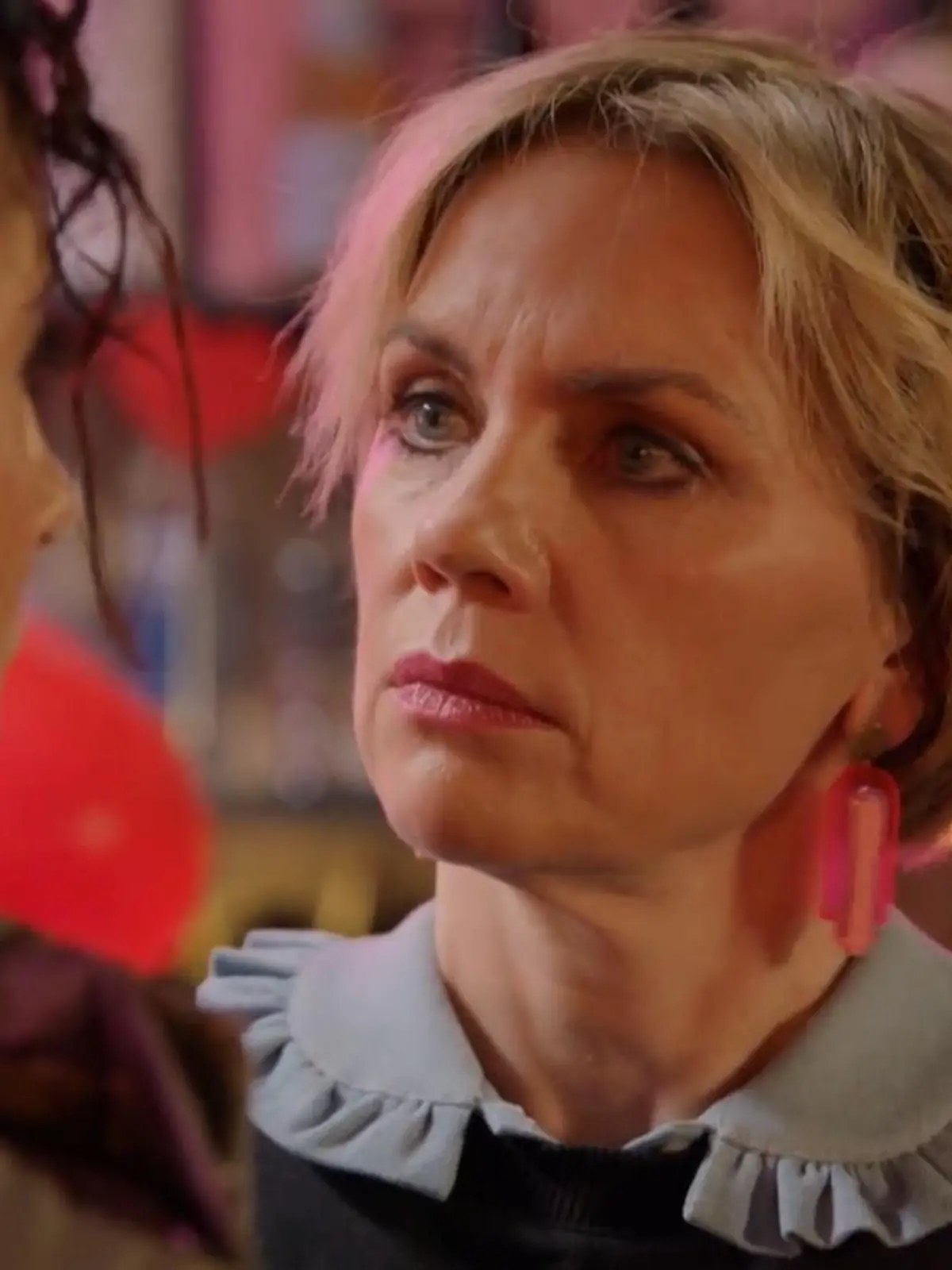 Bild zu: "Lauras Geheimnis fliegt in Yvonnes Laden auf"